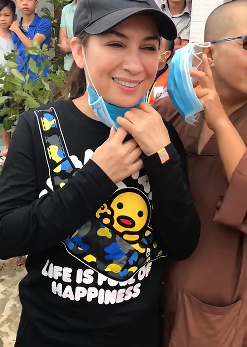 Mới đây, trong chuyến từ thiện ở Huế, Phi Nhung tươi cười với người dân. Một số cư dân mạng cho rằng hình ảnh này không phù hợp nên đã ném đá Phi Nhung.