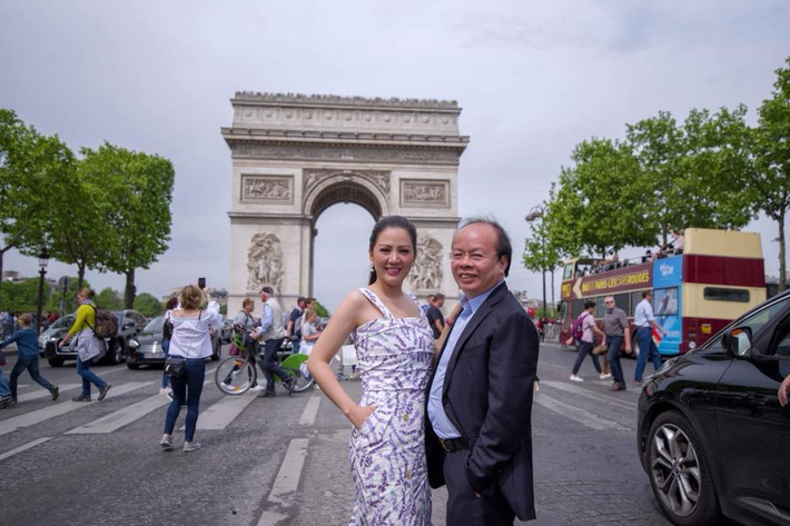 Ca sĩ Đinh Hiền Anh và chồng Thứ trưởng chụp ảnh trước cổng Khải Hoàn Môn ở Paris (Pháp). (Ảnh VTC)