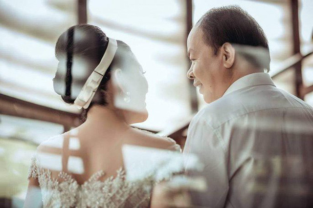 Một số nhà báo đã hỏi tôi: Ông xã đã cho Hiền Anh những gì về kinh tế? Tôi có nói: Ông xã tôi cho tôi được một thứ duy nhất đó là về tinh thần, bởi anh cũng là người rất yêu nghệ thuật và hát rất hay. Còn về kinh tế, ông xã đến với tôi với hai bàn tay trắng, sự thật là như vậy. Nhiều lời đồn thổi nói rằng, tôi lấy anh vì địa vị. Nhưng mọi người hãy nhìn đi, nếu vì tất cả những điều đó thì phải là thời kỳ anh còn trẻ, trước đó rất lâu rồi chứ", cô tâm sự trên Dân Việt. (Ảnh báo Tổ quốc)