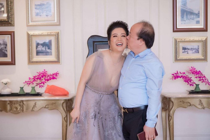 Trong công việc, thứ trưởng Bộ Tài chính Huỳnh Quang Hải được đánh giá là người có năng lực. Còn về góc độ gia đình, ông Hải được đánh giá là người tình cảm, hết mực yêu vợ. (Ảnh VTC)