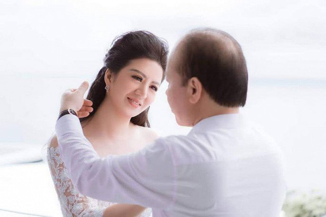 Theo lời của bà xã Thứ trưởng Bộ tài chính trên Tri thức trẻ, bản thân cô từng trải qua những thăng trầm của hôn nhân, từng bị phản bội và lừa dối thế nên không dễ dàng yêu và bước tiếp vào một cuộc hôn nhân khác. Đinh Hiền Anh thẳng thắn khẳng định mình quyết định kết hôn với Thứ trưởng Huỳnh Quang Hải vì những phẩm chất tuyệt vời cô cảm nhận được từ ông, chứ không phải vì tiền bạc hay địa vị như nhiều người đồn đại. (Ảnh báo Tổ quốc)