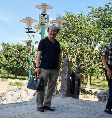Trong mắt Đinh Hiền Anh, ông xã còn là một người rất trẻ trung dù hơn cô 17 tuổi. Ông không ngần ngại thể hiện những hành động yêu thương cô ở chỗ đông người. "Anh ấy luôn xách túi cho vợ, thường vuốt tóc vợ", cô ca sĩ hạnh phúc tâm sự trên Tri thức trẻ. (Ảnh Dân Việt)