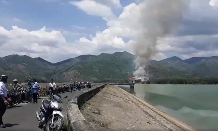 Người dân đổ ra khu vực hiện trường theo dõi diễn biến vụ tai nạn máy bay quân sự bị rơi.