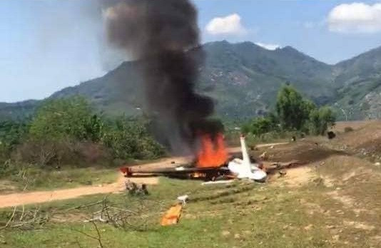 Ông Nguyễn Ngọc Khuê, chủ tịch UBND xã Suối Tân cho biết: Vụ rơi máy bay quân sự diễn tập xảy ra vào lúc 9h tại thôn Dầu Sơn, xã Suối Tân, huyện Cam Lâm (Khánh Hòa).