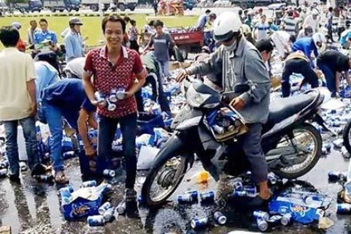 2. Hôi bia giữa Sài Gòn: Khoảng 1h sáng ngày 10/4/2019, một chiếc xe tải nhẹ lưu thông trên đường Nguyễn Thái Học (hướng từ đường Trần Hưng Đạo ra đường Võ Văn Kiệt, TP. Hồ Chí Minh). Khi đến gần nút giao với đường Cô Bắc (thuộc phường Cầu Ông Lãnh, quận 1) thì làm rơi khoảng chục thùng bia lon xuống đường. Lát sau tài xế mới phát hiện bia bị rơi nên dừng xe, chạy ngược lại hiện trường. Tuy nhiên, khi người này đến nơi, rất đông người dân (có cả phụ nữ, người chạy xích lô… như thể hiện trong clip) đã xúm vào lấy sạch số bia nói trên.