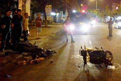 8. Hôi tiền 500 nghìn, trộm điện thoại của người bị tai nạn xe máy: Khoảng 21h15 ngày 22/10/2013, ông Lê Thanh Hải (50 tuổi, ngụ Đồng Nai) đi xe máy chở con gái 16 tuổi trên đường Đồng Khởi (đoạn qua phường Tân Hiệp, TP Biên Hòa) bị tai nạn bất tỉnh, một xấp tiền 500 ngàn đã bị văng ra đường. Thấy vậy nhiều người đi đường đã lao vào nhặt. Ngoài tiền, chiếc điện thoại của nạn nhân cũng bị cuỗm mất.