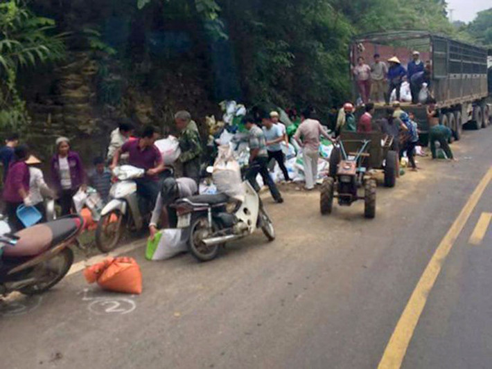 6. Người dân 'hôi của' sau vụ tai nạn chết người ở Hòa Bình: Ngày 18/5/2018, tại địa bàn xã Quy Hậu, huyện Tân Lạc, tỉnh Hòa Bình xe tải mang BKS 27C đâm thẳng vào vách núi. Hai người đã tử vong, một người khác bị thương trong vụ việc. Đáng chú ý, hàng chục người huy động xe máy, công nông đến "hôi của" chiếc xe bị tai nạn.