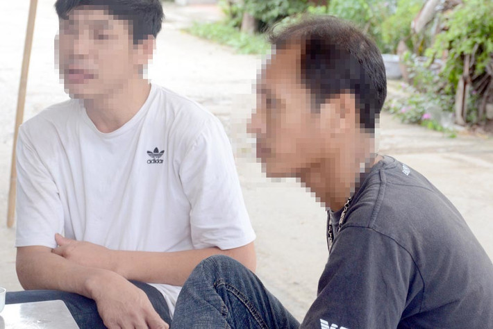 Ông Thắng (áo đen) bố nữ DJ Quỳnh Trang kể: "Trang từ nhỏ là đứa hiền lành, chịu khó, biết phụ giúp bố mẹ nhiều việc trong gia đình. Vì hoàn cảnh khó khăn nên cháu chỉ học hết lớp 9 rồi đi làm phụ bố mẹ. Sau Trang còn có một người em trai năm nay mới tròn 10 tuổi". (Ảnh An Phương/Vietnamnet)