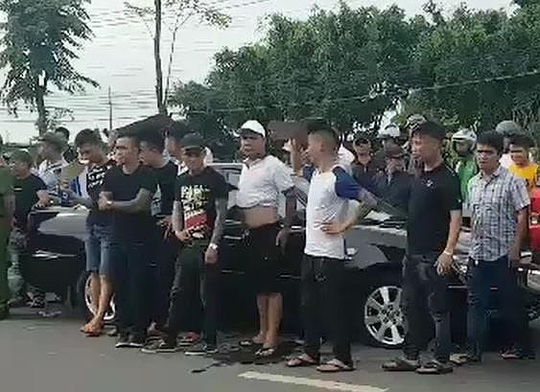 Như vậy liên quan đến vụ việc trên, đến nay Cơ quan cảnh sát điều tra Công an TP Biên Hòa đã ra quyết định khởi tố vụ án, thực hiện lệnh bắt khẩn cấp đối với 3 nghi can liên quan để điều tra về hành vi gây rối trật tự công cộng.