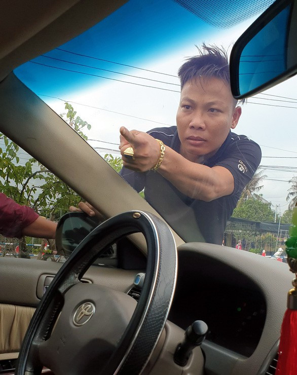 Đối tượng Nguyễn Duy Kỷ (còn gọi Tuấn "nhóc", ngụ huyện Định Quán) bị bắt để điều tra về hành vi gây rối trật tự công cộng.