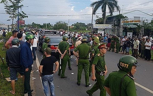 Sau đó, ông Lương đã gọi "anh em xã hội" đến xử Hiền và xảy ra chặn xe. Tiếp đó, một nhóm xăm trổ đã dùng hung khí đâm xì lốp ôtô của trung tá Đinh Tú Anh.