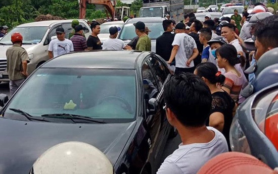 Sau đó, nhóm xăm trổ đã chặn xe do trung tá Đinh Tú Anh cầm lái chở ông Hiền cùng trung tá Nguyễn Quang Trường và đại tá về hưu Huỳnh Bảo Hùng. Vụ việc nhóm xăm trổ chặn xe đã gây ách tắc giao thông và lực lượng công an được huy động đến để "giải cứu".