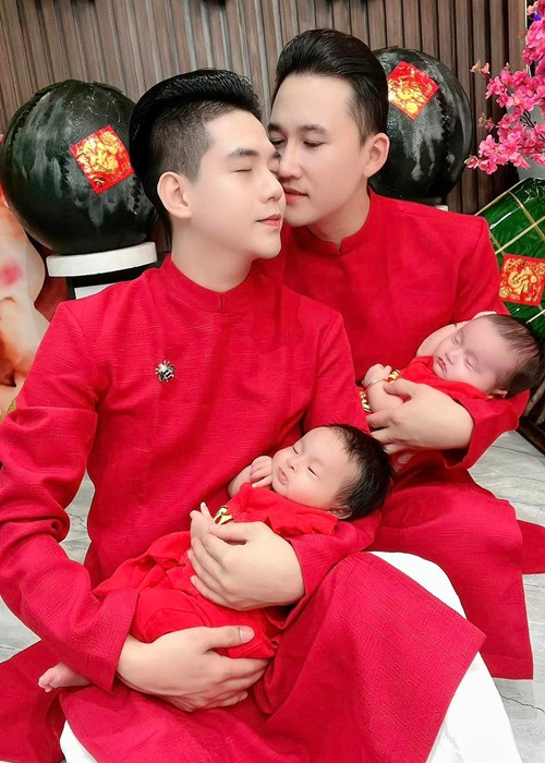 Tháng 12/2022, Hà Trí Quang và người yêu đồng giới sang Thái Lan đón cặp song sinh một trai, một gái chào đời nhờ phương pháp thụ tinh trong ống nghiệm.