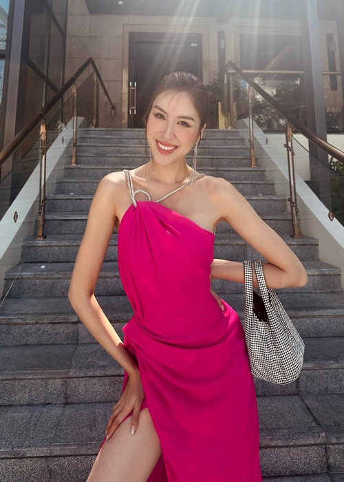 Nữ MC liên tục mặc hở táo bạo trước thềm bán kết.