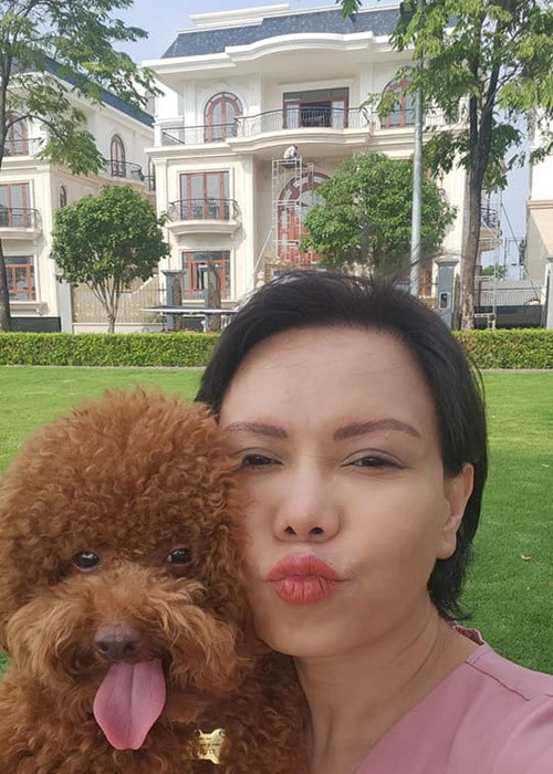 Gần đây, Việt Hương khoe biệt thự mới sắp chuyển về. Đây là món quà của nhạc sĩ Hoài Phương dành cho nữ nghệ sĩ. Ảnh: FBNV