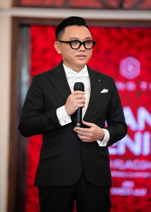 Công Trí đắt show thiết kế trang phục cho sao Hollywood bởi anh có dịp gặp gỡ và làm việc với các stylist quốc tế cũng như có những mẫu thiết kế chất lượng. Ảnh: FBNV