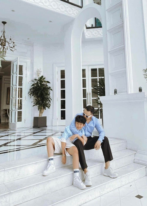 Ngoài Ngọc Trinh, bé Nhật Huy - con nuôi của Khắc Tiệp cùng thường xuyên có mặt ở biệt thự của ông bầu . Ảnh: FBNV