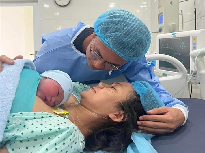 Mới đây, Á hậu Mâu Thủy sinh con trai đầu lòng. Trong hành trình vượt cạn, người đẹp luôn có chồng chưa cưới bên cạnh. Ảnh: Vietnamnet