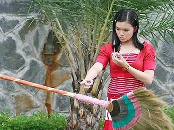 Sao nhí một thời chia sẻ về ánh hào quang trong quá khứ và lý do không tiếp tục tỏa sáng khi trưởng thành. "Ngày đó, mỗi khi xuất hiện ở sự kiện nào, các cô chú phụ huynh cùng các bạn nhỏ vây quanh tôi rất đông để xin chữ ký và chụp hình. Tôi nhớ mọi người vây quanh nhiều đến mức phải có người kéo mình ra khỏi đám đông mới có thể di chuyển tiếp được. Ánh hào quang này đến với tôi khi còn quá sớm. Ngoài ra, tôi cũng không có cảm giác ao ước vai diễn như những bạn cùng trang lứa, mọi thứ đến với mình quá dễ dàng. Mặt khác, từ nhỏ, ba mẹ cho rằng nghệ thuật là “cưỡi ngựa xem hoa” thôi, việc học vẫn quan trọng nhất. Có lẽ vì vậy mà tôi chưa biết cách trân trọng những may mắn đó, bản thân cũng không biết cách nắm bắt những cơ hội để phát triển sau này", Nhật Hạ giãi bày. Ảnh: HTV