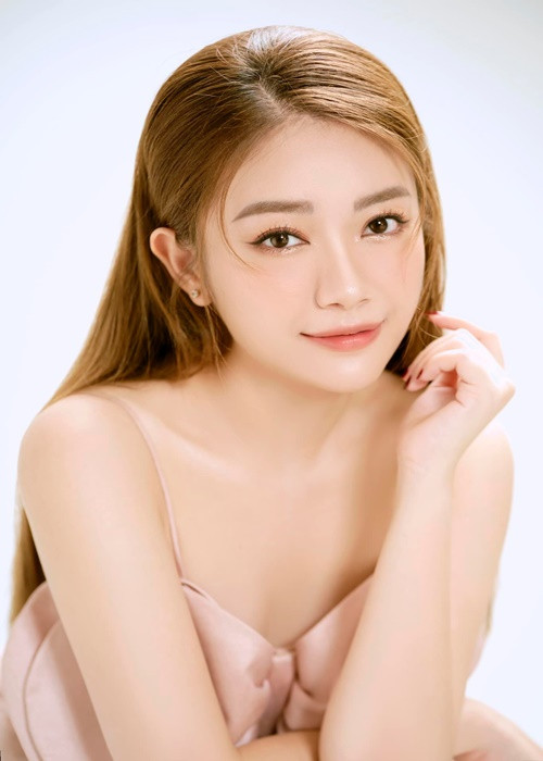 Kiều My hiện tại tìm một nơi để chữa trị tật ở cơ lông mày. Ảnh: FBNV