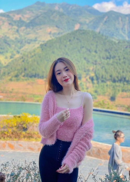 Gu thời trang của cô con dâu út trong “Dưới bóng cây hạnh phúc” nữ tính, gợi cảm. Ảnh: FBNV