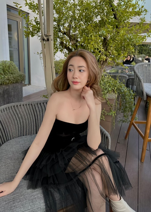 Có làn da trắng hồng không tỳ vết, Kiều My cân mọi phong cách. Ảnh: FBNV