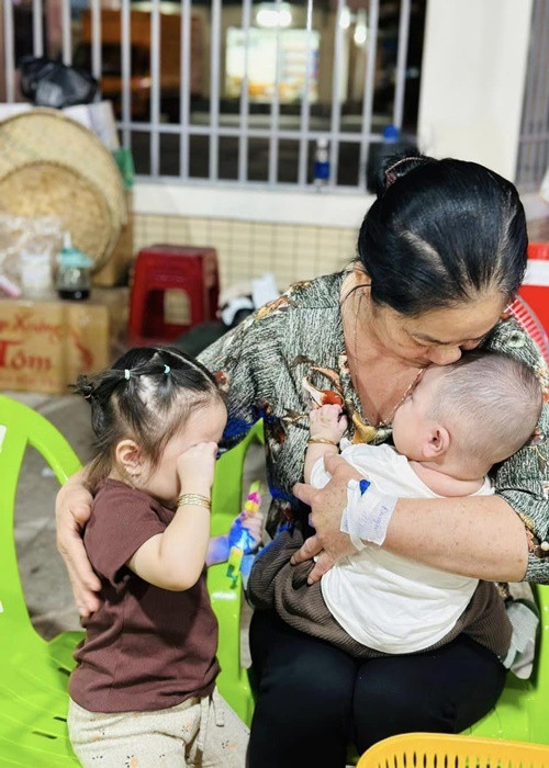 Mẹ vợ của Lê Dương Bảo Lâm luôn chăm lo con cháu hết lòng. Lê Dương Bảo Lâm từng xót xa khi mẹ vợ nhập viện vẫn “trốn” về nhà thăm các cháu ngoại. Ảnh: VTC