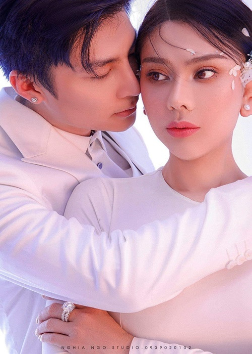 Trên trang cá nhân, Lâm Khánh Chi vừa đăng tải hình ảnh bên chồng cũ Phi Hùng. Đồng thời, nữ ca sĩ chuyển giới viết: "Tại sao người ta chia tay rồi có thể trở lại với nhau được còn tôi thì không? Tại sao mình không cho nhau cơ hội hả anh".