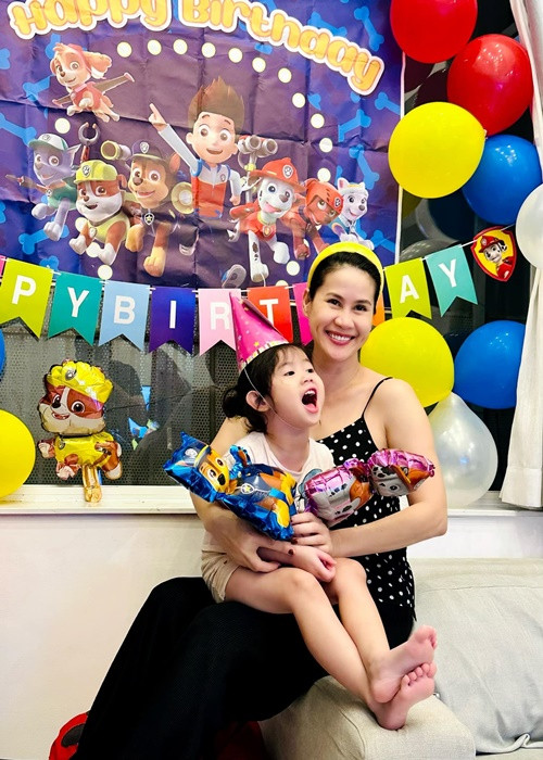 Thân Thúy Hà từng chia sẻ, cô không tủi thân khi làm mẹ đơn thân bởi có một gia đình, những người bạn tôn trọng quyền riêng tư của cô.