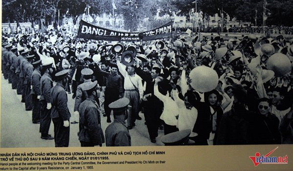 Nhân dân vui mừng chào đón Chủ tịch Hồ Chí Minh và đoàn lãnh đạo Trung ương Đảng, Chính phủ trở về Thủ đô năm 1955