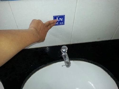 Sao không thấy nước chảy vậy?