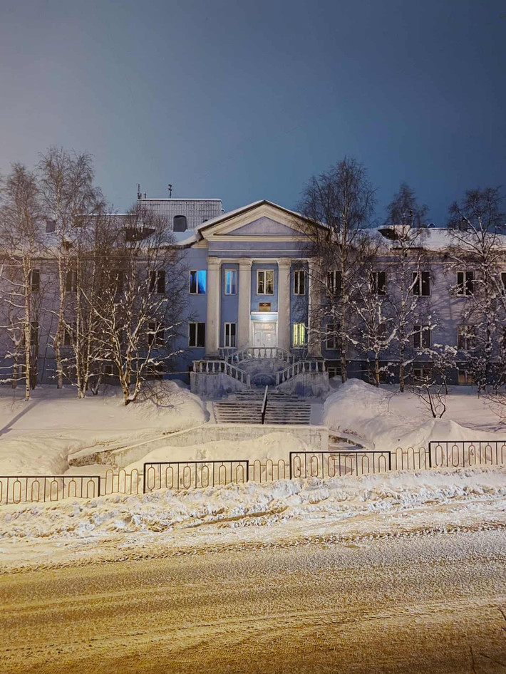 Một ngôi nhà từ thời Stalin ở trung tâm Murmansk. Hầu hết nhà trong thành phố hiện giờ là từ thời Liên Xô. Khi ấy, làn sóng tái thiết và việc thành lập căn cứ hải quân gần đó đã khiến dân số Murmansk tăng lên kỷ lục gần nửa triệu người.