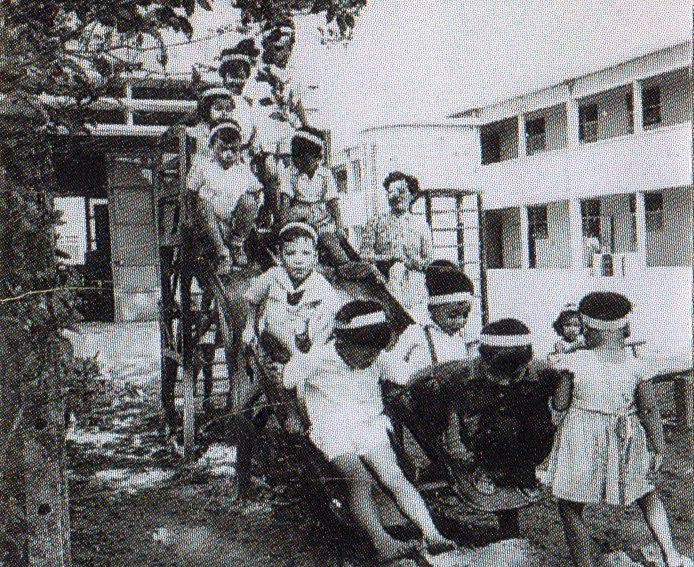 Các học sinh hào hứng với trò chơi ngoài trời.