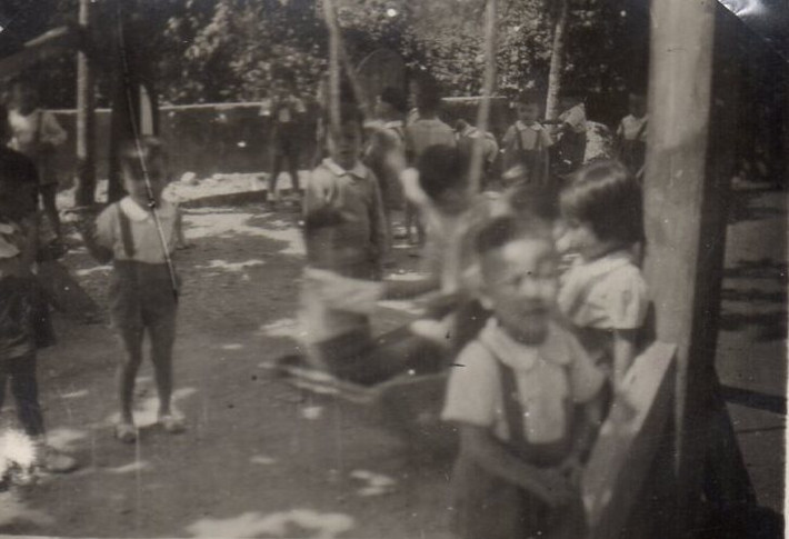 Tiếp đó năm 1946, Trường mẫu giáo Bách Thảo- trường mẫu giáo tư thục đầu tiên được thành lập bởi vợ chồng Lê Thị Tuất – Nguyễn Phước Vĩnh Bang.
