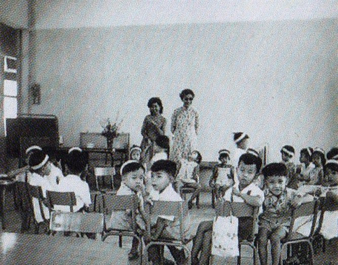 Trường được truyền cảm hứng bởi giáo dục mới, áp dụng các phương pháp của Montessori, Decroly và Froebel.