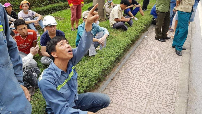 Đám cháy bất ngờ khiến cho hàng chục công nhân bỏ chạy xuống dưới đường.