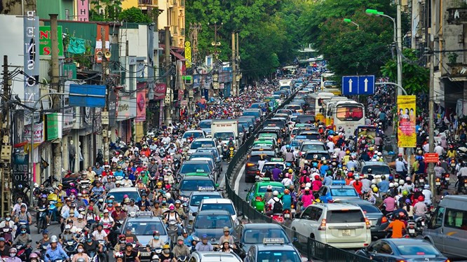 Ông Trần Hữu Minh, Phó Chánh văn phòng Ủy ban An toàn giao thông Quốc gia có cách nhìn tổng quát hơn khi cho rằng muốn phát triển đô thị hiện đại, Hà Nội vừa phải có chiến lược, vừa phải có lộ trình, giải pháp cụ thể từng năm, từng tháng.