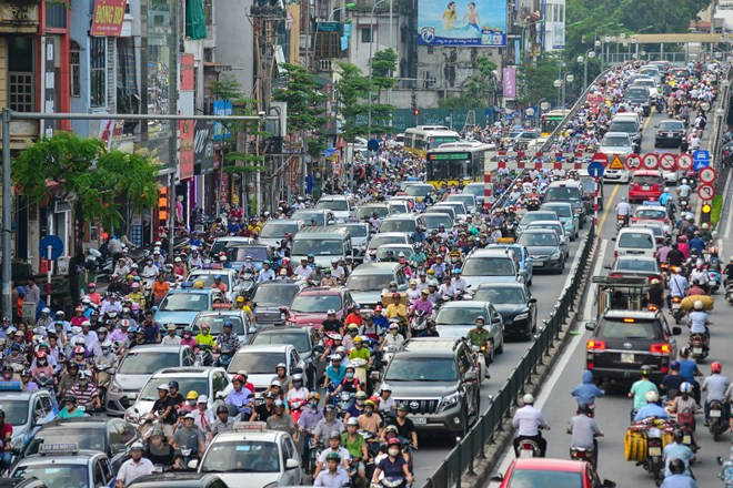 “Thời gian qua, mật độ xây dựng chung cư cao tầng khiến mức độ quá tải ngày càng trầm trọng. Việc các phương tiện cá nhân tăng nhanh theo cấp số nhân cũng là nguyên nhân dẫn đến ách tắc", Trung tá Nguyễn Mạnh Hùng, Phó trưởng Phòng Cảnh sát giao thông (Công an thành phố Hà Nội) nhận định.