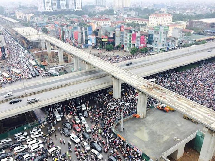 Hiện, Hà Nội đang có khoảng 5,5 triệu xe máy và gần 500.000 ôtô (trong đó có trên 327.000 ôtô con). Giai đoạn 2010-2017, tốc độ phát triển 10% với ôtô và 8% xe máy trong khi tốc độ tăng trưởng diện tích mặt đường chỉ đạt 0,39%/năm; chiều dài 1,3%.