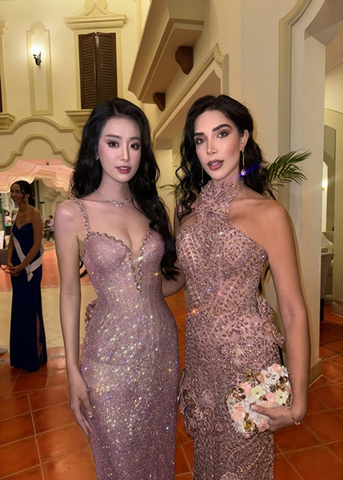 Phong cách thời trang của Khánh Linh khi thi quốc tế được đánh giá khá cao. Cô chuộng các mẫu váy áo hở bạo để gây chú ý. Ảnh: FB Bùi Khánh Linh.