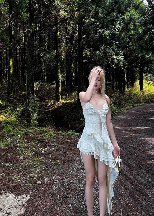 Hot girl xứ Hàn mặc trễ nải đi muôn nơi.