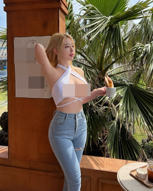 Hot girl Seon He sở hữu gương mặt xinh đẹp, body vô cùng nóng bỏng, quyến rũ.