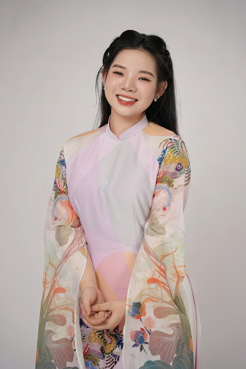 Hoàng Thái Phương còn biết hát xẩm, cải lương, nhạc dân gian và chơi được đàn bầu. Ảnh: Dân Việt.