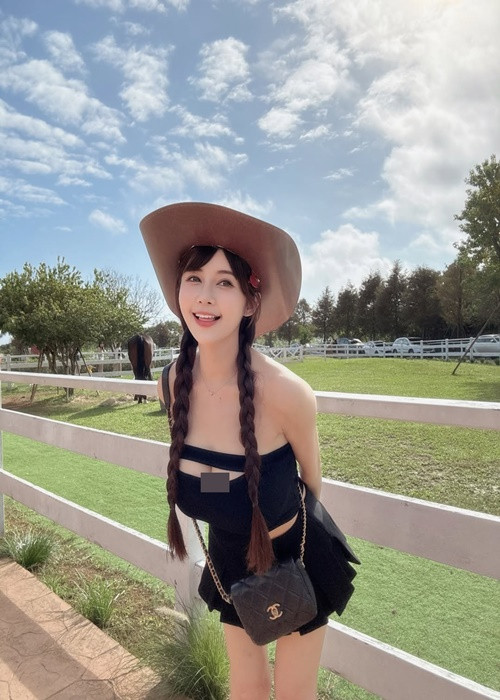 Hot girl An Hi được nhiều cư dân mạng yêu thích bởi sở hữu vẻ đẹp ngọt ngào, nóng bỏng với vòng một căng đầy.