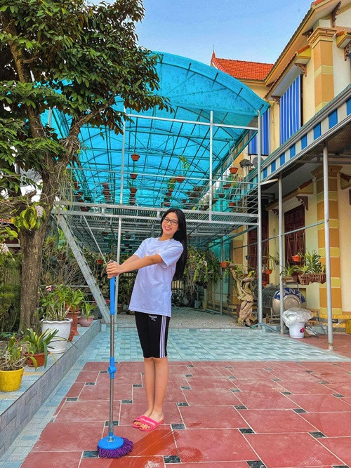 Người đẹp không váy áo cầu kỳ khi về quê. Ảnh: FB Đỗ Thị Hà.