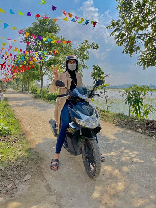 Nàng hậu lái xe máy khi đi chợ ở quê. Ảnh: FB Đỗ Thị Hà.