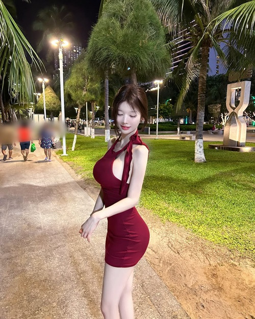 Soon Ne khéo chọn váy áo tôn lợi thế hình thể khi xuống phố.