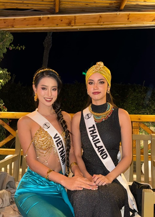 Khánh Linh và đại diện Thái Lan ngày càng trở nên thân thiết. Ảnh: FB Bùi Khánh Linh.