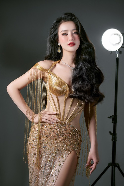 Khánh Linh cũng trau dồi kỹ năng catwalk, biểu cảm và thần thái.