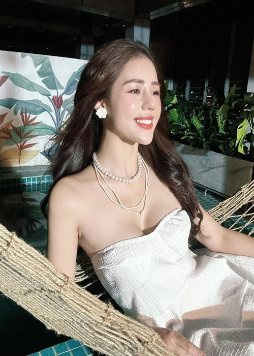 Nữ ca sĩ khéo khoe vòng một quyến rũ với váy cúp ngực.